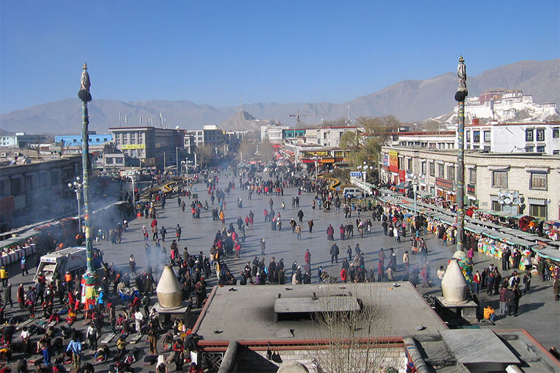 Exploring the streets of Tibet independently with a guide